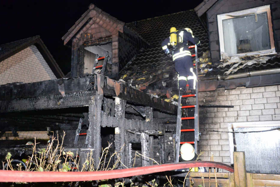 Von zwei Seiten bekämpfte die Feuerwehr den Brand.