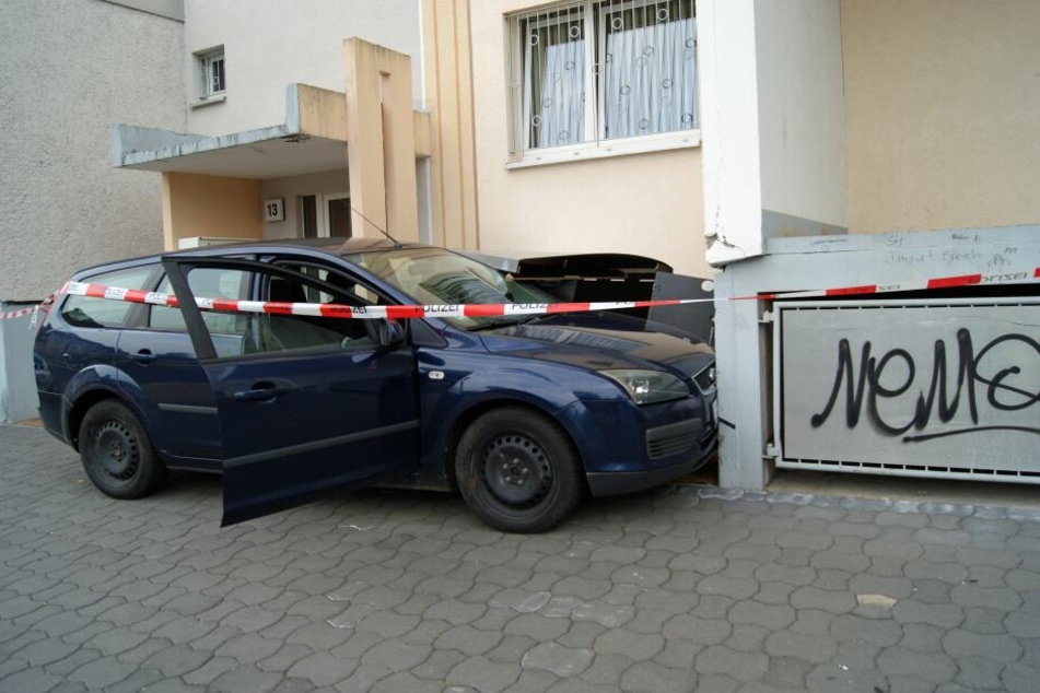 Das Auto nahm unsanft Kontakt zur Hauswand auf.