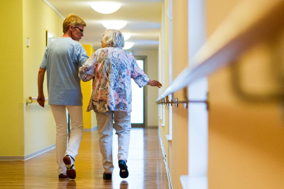 Vor allem im Pflegebereich fehlen etliche Mitarbeiter. (Archiv)