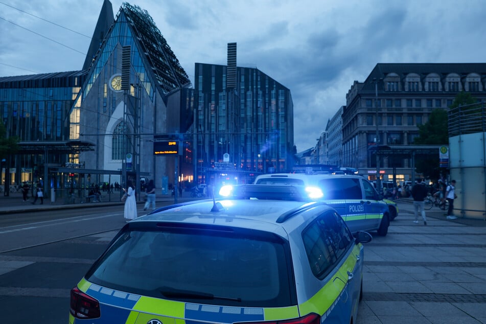 Einsatzkräfte der Polizei standen auch am Abend noch zahlreich am Eingang der Grimmaischen Straße.