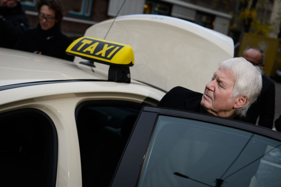 Nach dem Urteil im Landgericht in Stuttgart steigt Anton Schlecker in in Taxi.