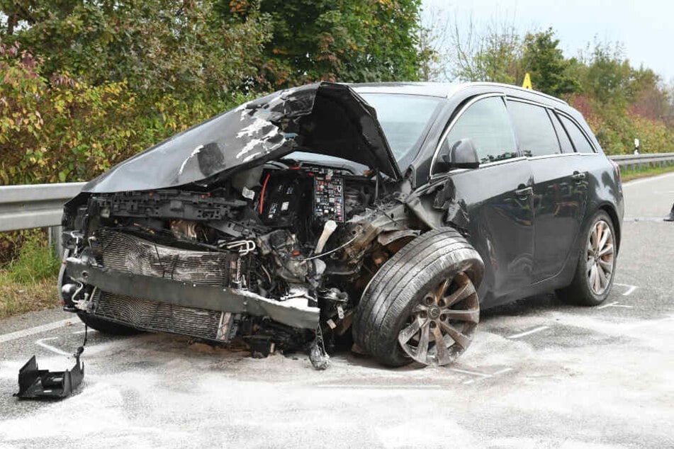 Der 37-Jährige wurde in seinem Opel leicht verletzt und ins Krankenhaus gebracht.