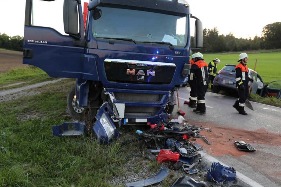 Frontal krachte die junge Familie am Mittwochabend in den Lkw.
