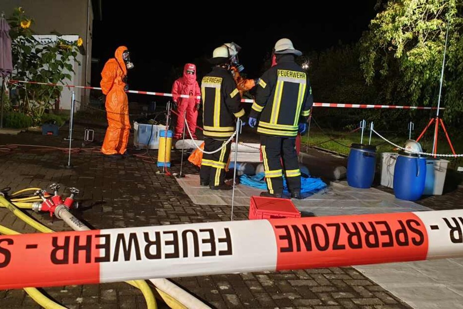 In Schutzanzügen näherten sich die Einsatzkräfte dem Chemie-Behälter.