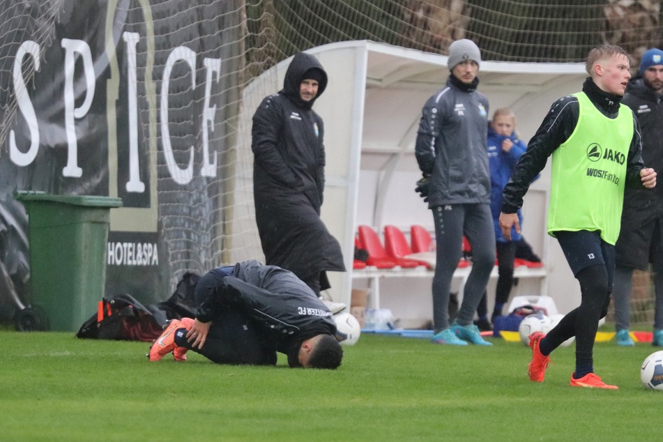 Okan Kurt (28) hält sich vor Schmerzen das rechte Sprunggelenk. Der Mittelfeldspieler verletzte sich in Belek im Training und ist bereits wieder in Chemnitz.