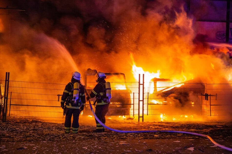 Feuerwehrleute kämpfen gegen die lodernden Flammen.