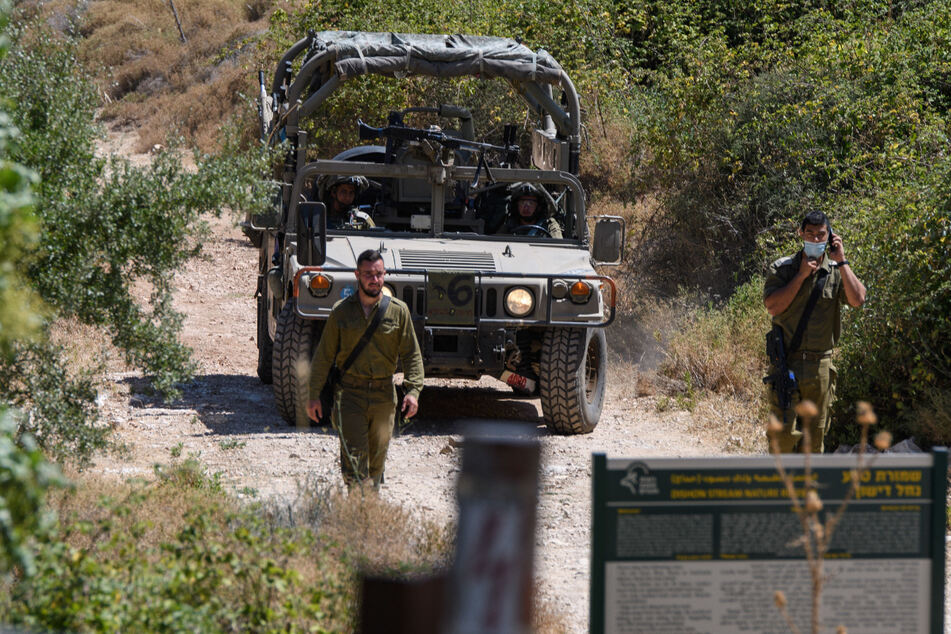 Israelische Soldaten bewegen sich in der Nähe der israelisch-libanesischen Grenze über eine Gebirgsstraße.