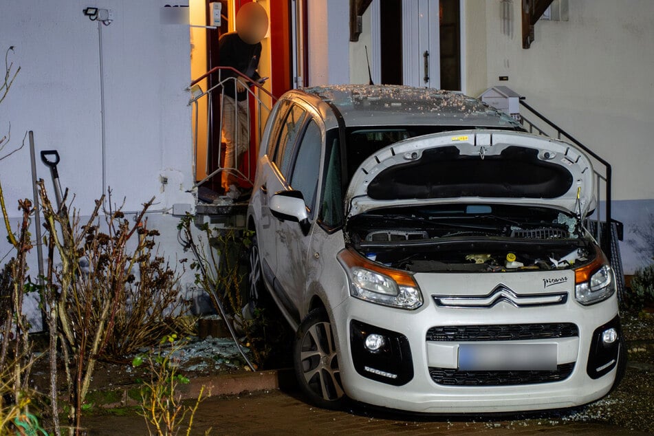 Die Seniorin hatte sich nach dem Unfall nicht mehr selbstständig aus ihrem Citroën befreien können.