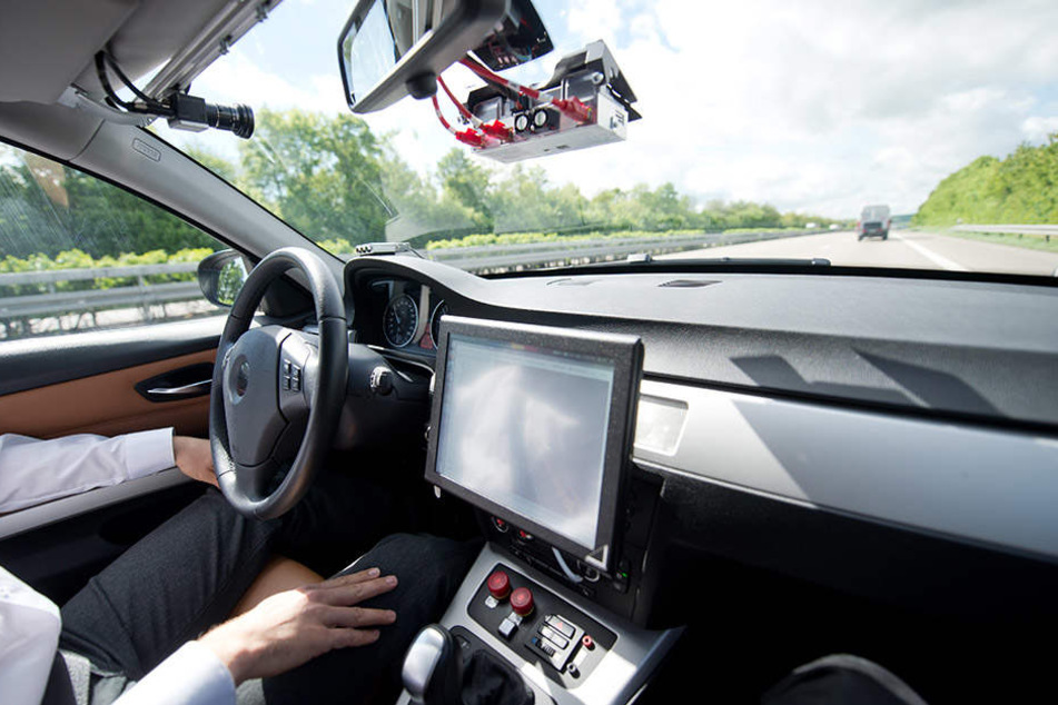 Ein Bosch-Mitarbeiter fährt mit einem Prototyp für autonomes Fahren auf der A81 bei Abstatt in Baden-Württemberg.