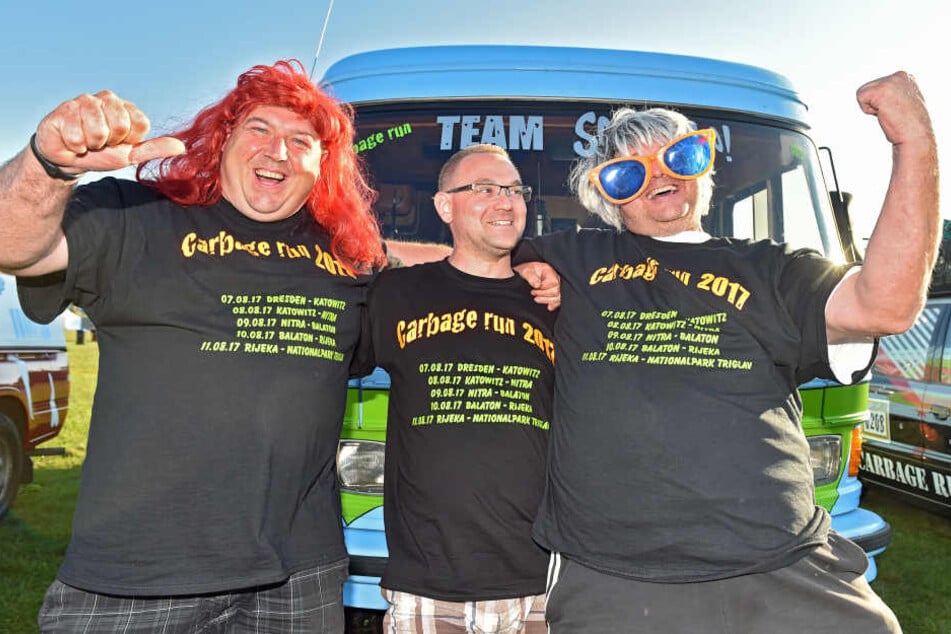 Holger Schute (37, v.l.), Frank Ullrich (46) und Kai Breumer (47) schraubten
über ein Jahr an ihrem alten Mercedes-Bus, damit sie am Rennen teilnehmen
können.