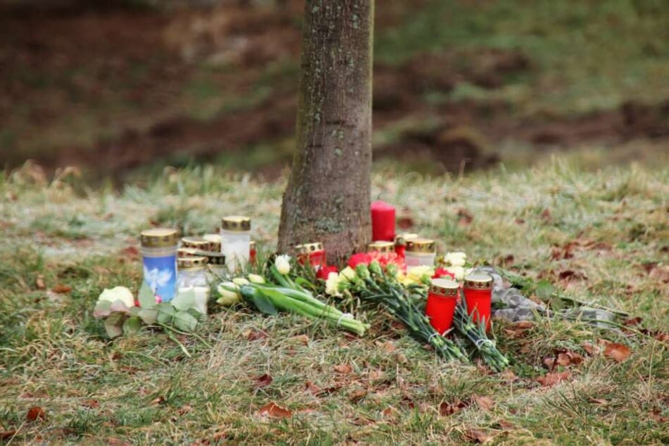 An der Unfallstelle wurden Blumen zum Gedenken an die Kinder niedergelegt.