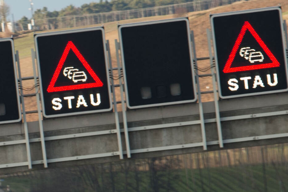 Eine Stauwarnung über einer Autobahn. (Symbolbild)