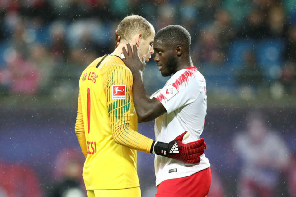Hielten Gladbach weitestgehend vom eigenen Kasten fern: Torhüter Péter Gulácsi (l.) und Dayot Upamecano.