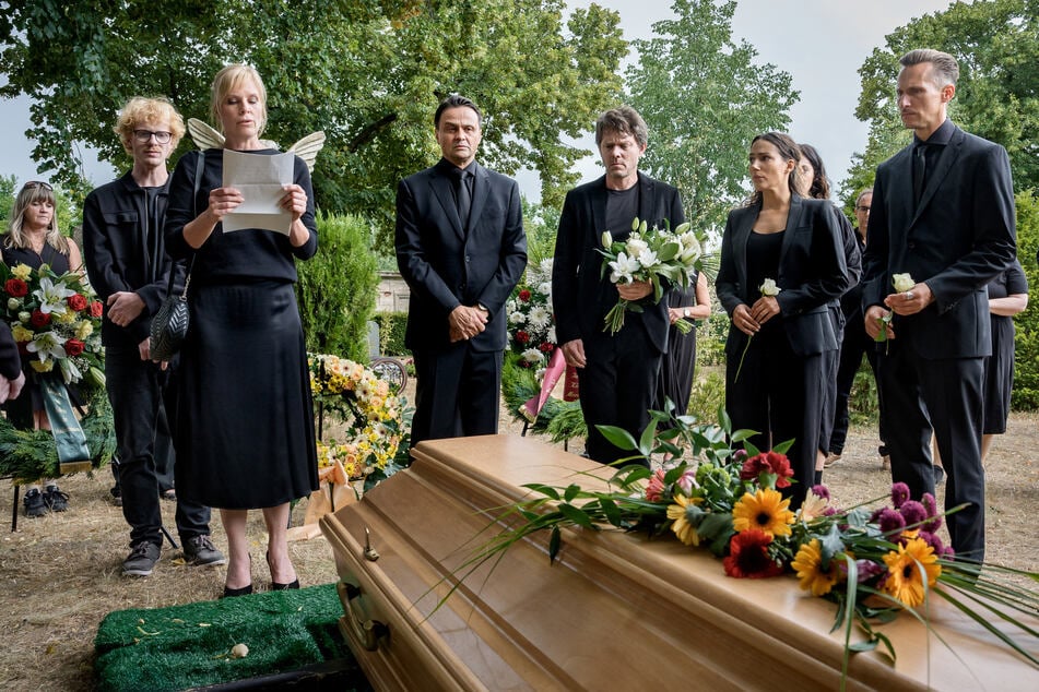 Ina Zimmermann (Melanie Marschke, 56) liest die letzten Worte ihres verstorbenen Kollegen vor.