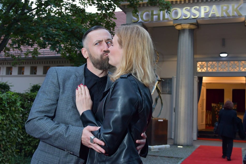 Ein dicker Kuss vor der Kamera - Bürger Lars Dietrich und Hannah Baus 2020 auf dem Roten Teppich vorm Berliner SchlossPark Theater.