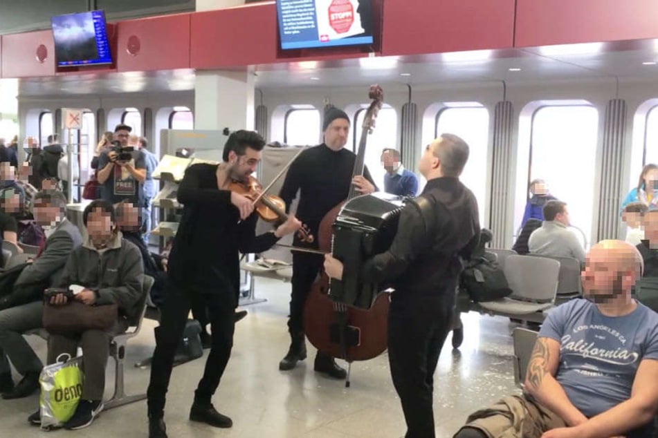 Die Musiker überraschten die wartenden Passagiere am Flughafen.