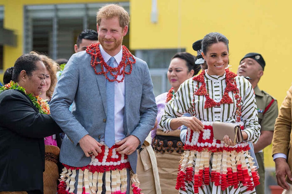 Seltener Anblick: Harry und Meghan in tongalischer Tracht.
