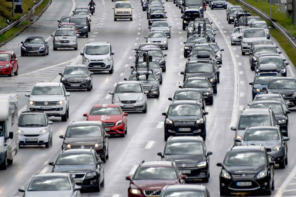 Der Verkehr auf der A1 staut sich.