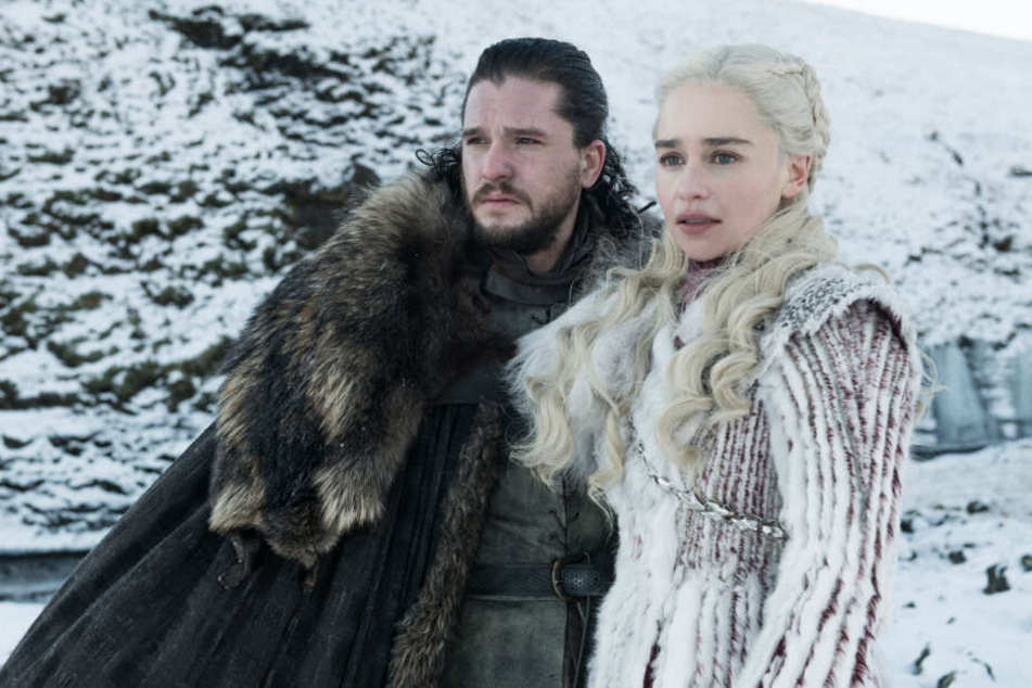 Eltern lieben den Namen von Jon Schnee (links). Daenerys Targaryen kommt hingegen in Geburtsurkunden nur selten vor.
