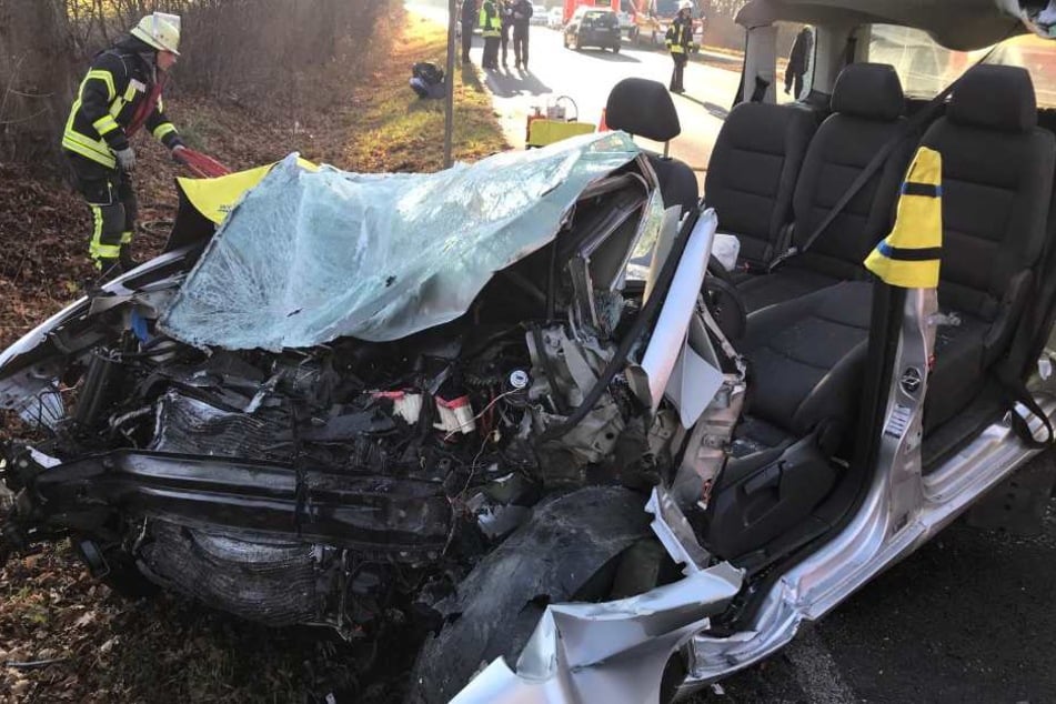 Die 29-jährige Fahrerin wurde bei dem Unfall im Wagen eingeklemmt.