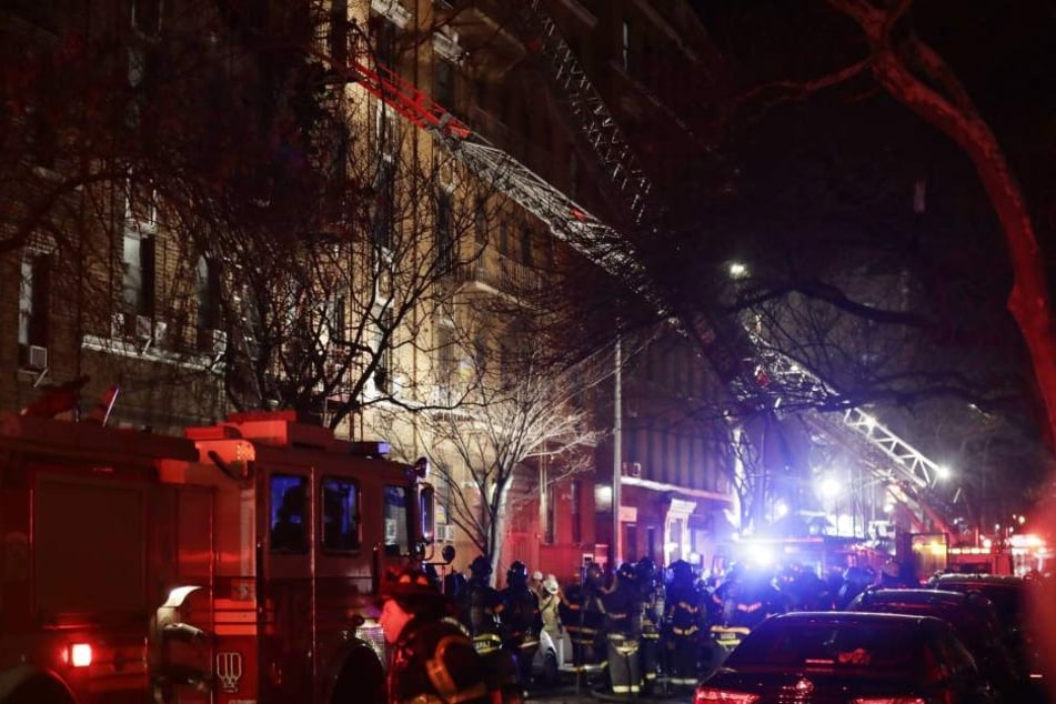 Die Feuerwehrleute kämpften bei Temperaturen um minus zehn Grad Celsius gegen die Flammen.