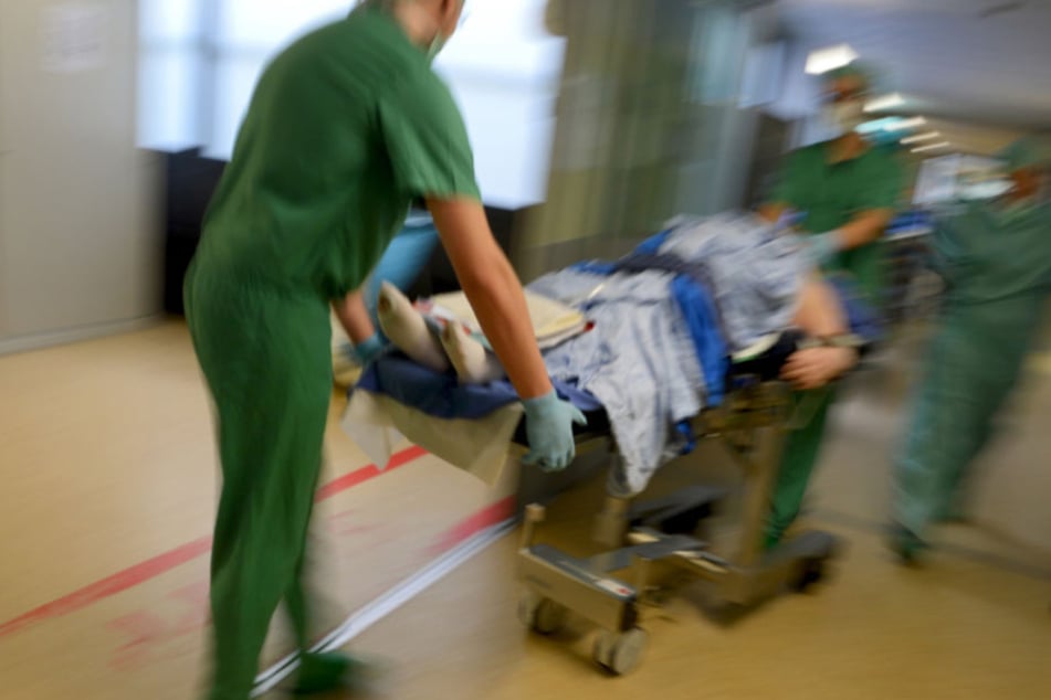 Mit Kopfverletzungen musste der Autofahrer in die Klinik (Symbolfoto).