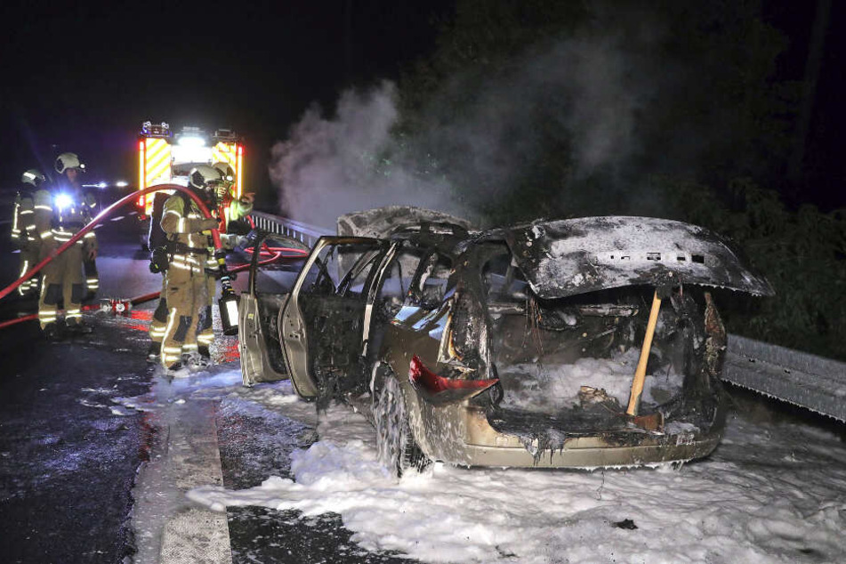 Die Kameraden der Feuerwehr konnten das Auto löschen.