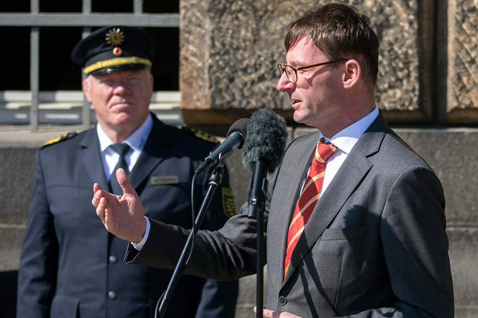 Minister Roland Wöller (48, CDU) und Landespolizeipräsident Horst Kretzschmar (59) übergaben die BMW-Motorräder.