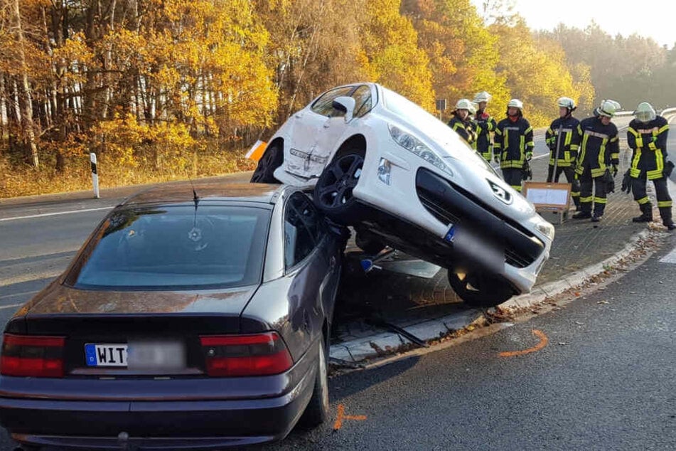 Der Wagen des 24-Jährigen fuhr einfach die Motorhaube hoch.