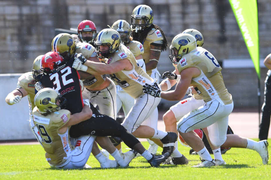 Die Dresdner Abwehr stoppt Tyvis Smith.