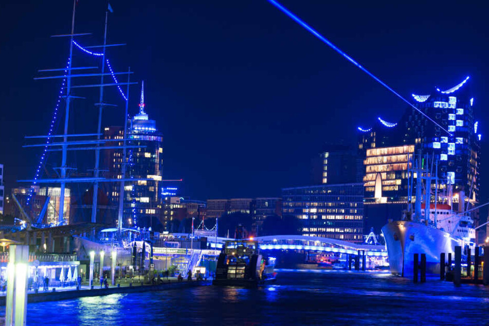 Mehr als 12.000 blaue Lichtelemente lassen den Hafen in blau leuchten.