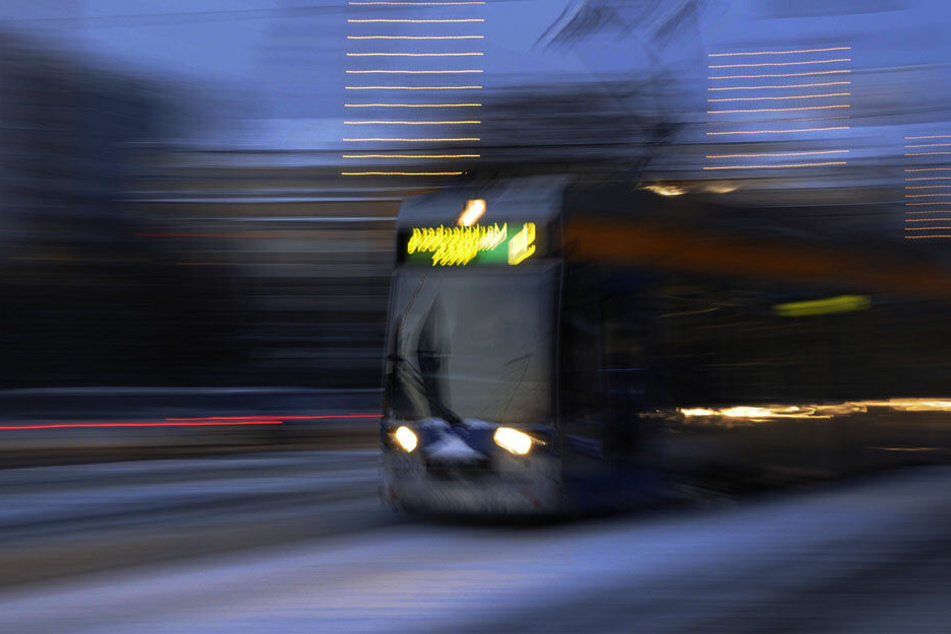 Das Schwarzfahrer-Duo war gegen 6.30 Uhr in der Straßenbahn unterwegs. (Symbolbild)