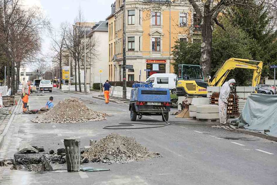 Auf der Chemnitzer Straße zwischen Nossener Brücke und Würzburger Straße wird momentan die oberste Asphaltschicht getauscht.