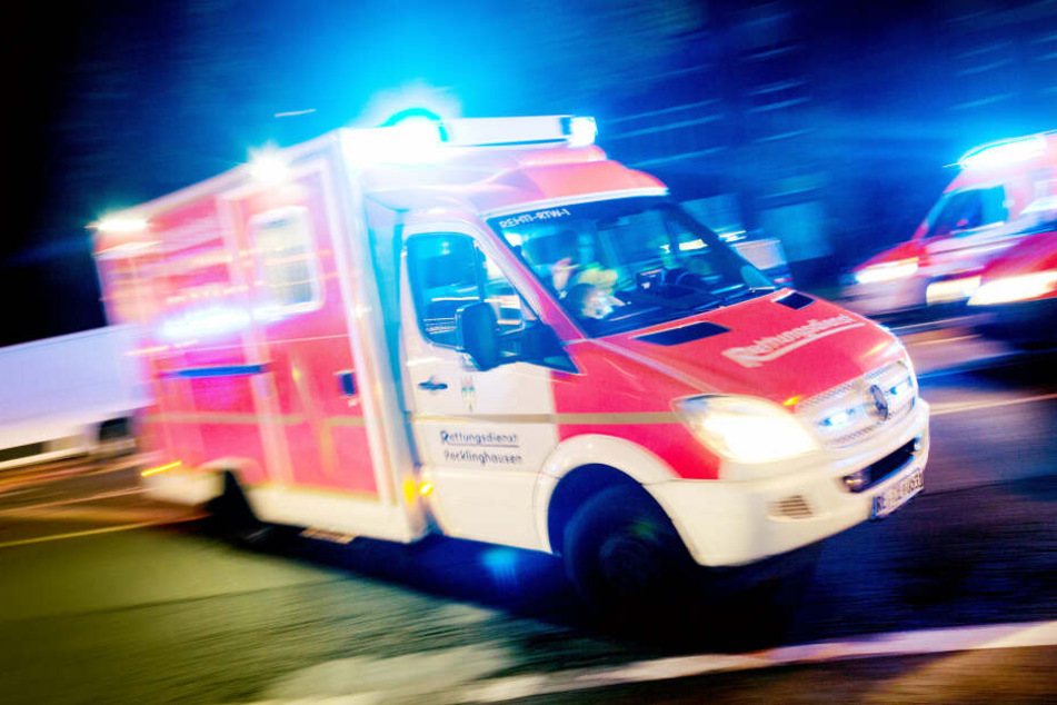 Ein 61-Jähriger wurde schwer verletzt ins Krankenhaus gebracht. (Symbolbild)