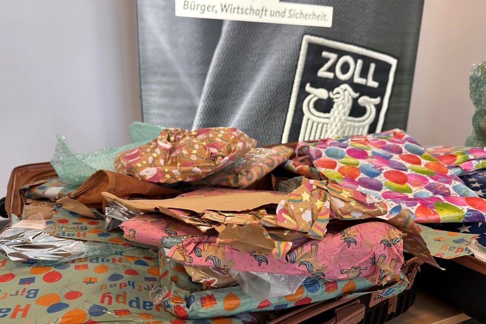 Der 36-Jährige hatte die Partydroge in Geschenkpapier eingewickelt und in seinem Koffer versteckt.