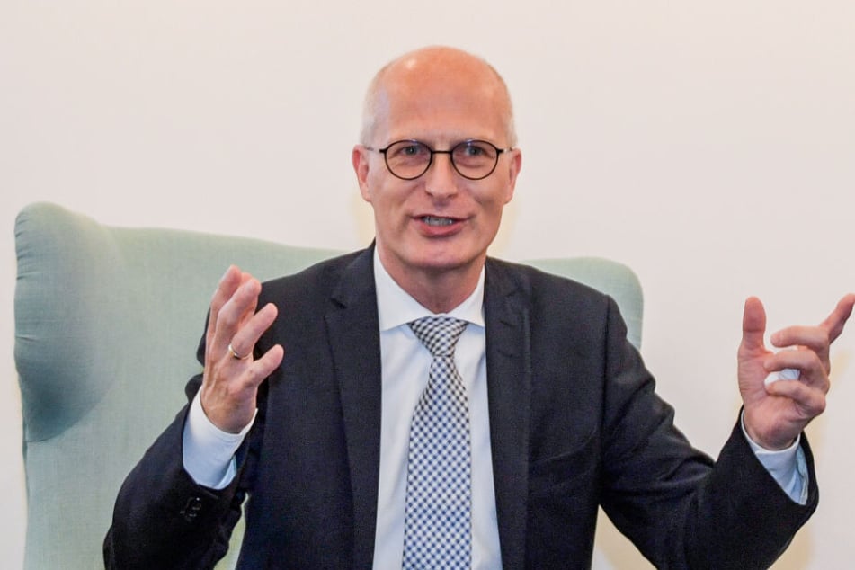Bürgermeister Peter Tschentscher (SPD), Hamburgs Erster Bürgermeister, spricht auf einer Presseveranstaltung.