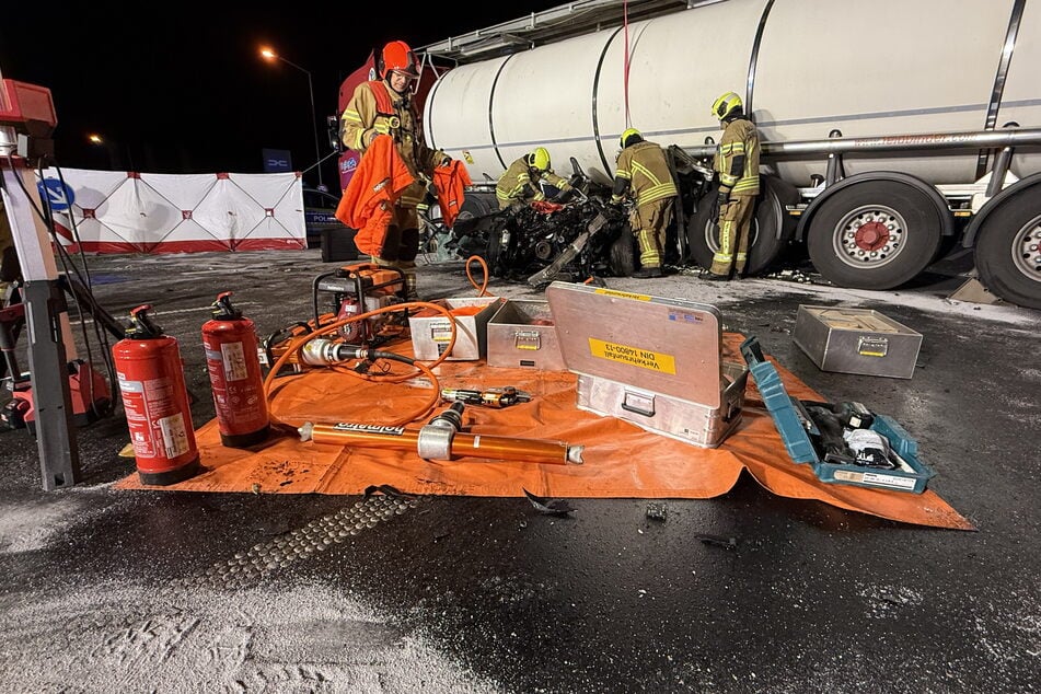 Rettungskräfte mussten den Audi-Fahrer aus dem Wrack befreien.