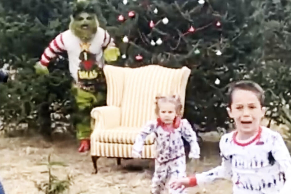 Vater spielt den Grinch und erschreckt seine Kinder zu Tode