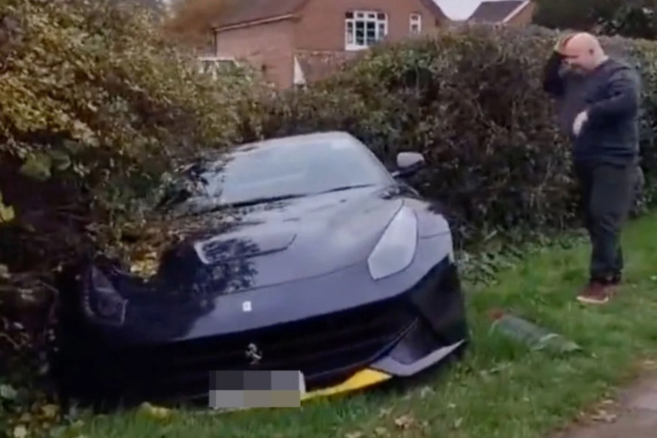 Der Ferrari steht an der Hecke - vermutlich nach einem Unfall. Daneben der vermeintliche Fahrer, sichtlich verzweifelt.