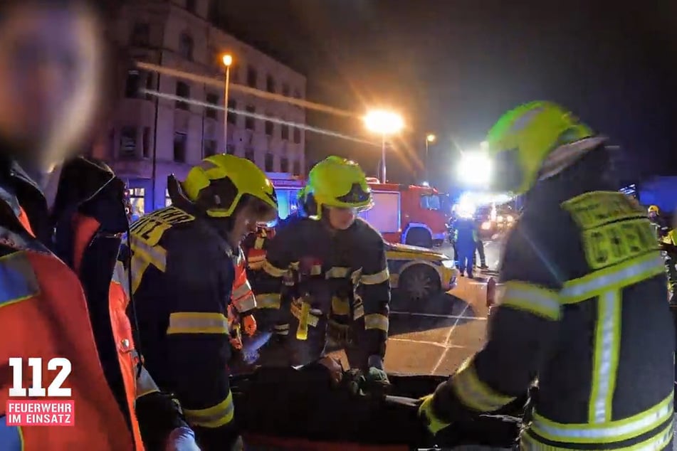 Bei einem komplizierten Unfall in Chemnitz ist Fingerspitzengefühl gefragt.