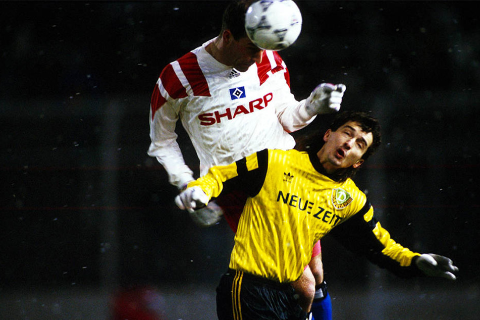 Lange ist´s her: Dynamos Hans-Uwe Pilz (u.) 1994 im Kopfball-Duell gegen Hamburgs Stefan Schnoor.
