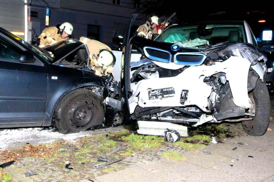 Offenbar betrunkener Fahrer kracht in fünf Autos!