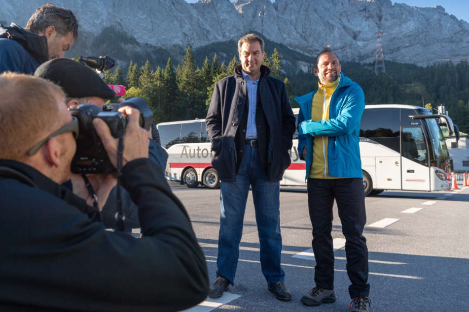 Markus Söder (l, CSU), Ministerpräsident von Bayern, und Thorsten Glauber (r, Freie Wähler), Staatsminister für Umwelt und Verbraucherschutz.