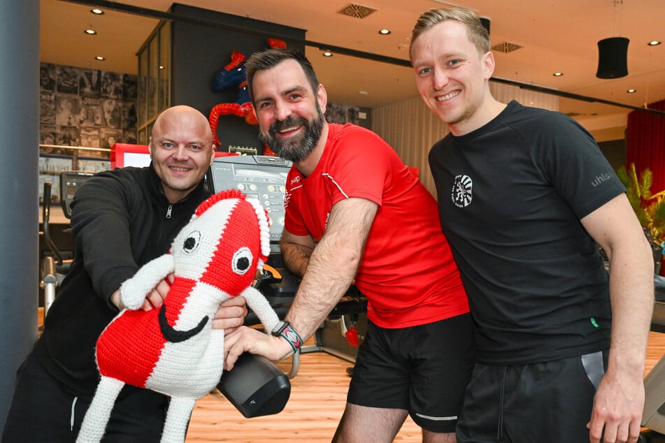 Die Initiatoren des "Lacrima Beneflitz"-Spendenlaufs (v.l.n.r.): "Clever Fit"-Chef Stefan Lasch (43), Johanniter-Bereichsleiter Danilo Schulz (43) und Alexander Schultheis (31) vom Netzwerk "Round Table Dresden". Auch Maskottchen "Lacrima" ist dabei.