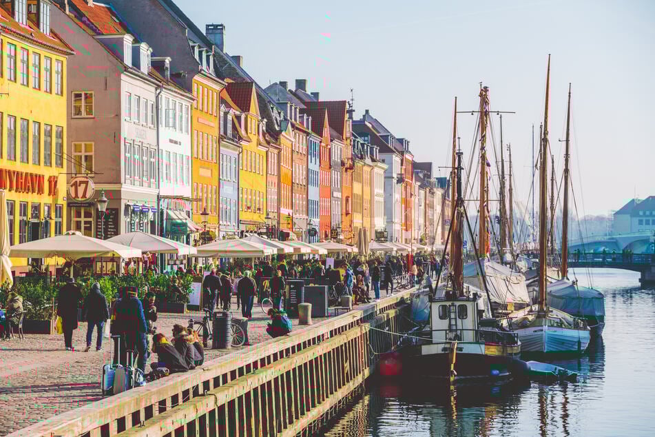 Kopenhagen: weltberühmt für die bunten Häuser am Wasser und den malerischen Hafen.