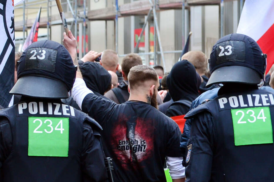 Teilnehmer einer Demonstration der Partei "Die Rechte" laufen am 01.05.2016 in Erfurt (Thüringen) durch die Stadt und werden von Polizisten eskortiert. (Archivbild)