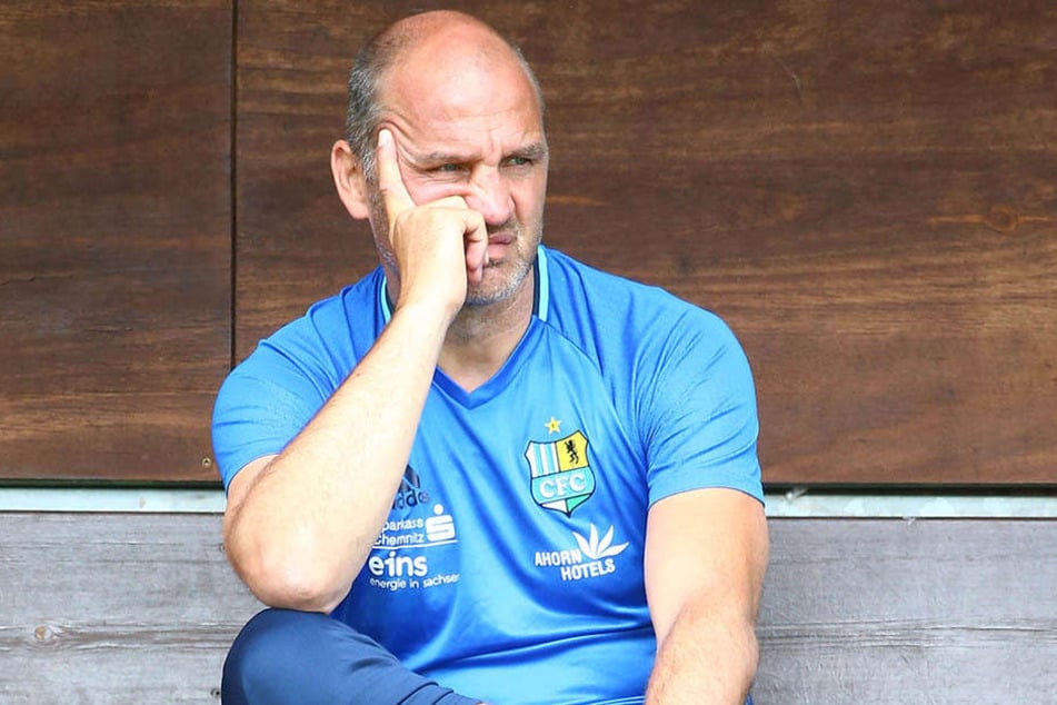 Sport-Vorstand Steffen Ziffert hat keinen Grund, grimmig drein zu schauen. Der Kader der Himmelblauen steht - bis auf eine Position im Angriff.