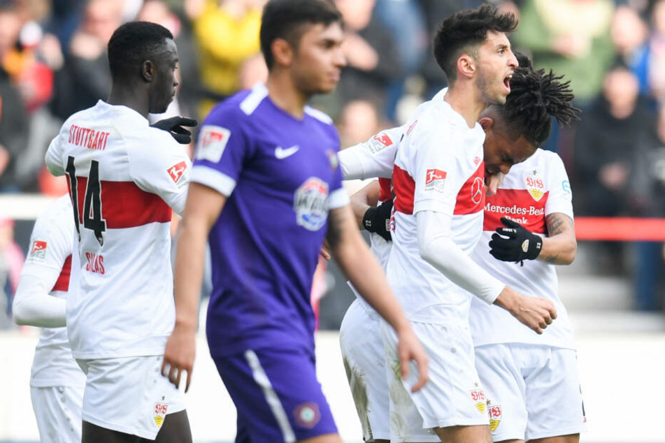 Daniel Didavi (r) vom VfB Stuttgart jubelt nach seinem Tor zum 1:0 mit Atakan Karazor (2.v.r) vom VfB Stuttgart. John-Patrick Strauß von Erzgebirge Aue ist im Vordergrund zu sehen.