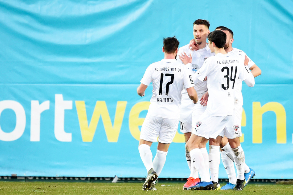Stefan Kutschke (32, 2.v.l.) schoss den FC Ingolstadt 04 beim KFC Uerdingen mit einem Doppelpack zum 3:0-Auswärtssieg.