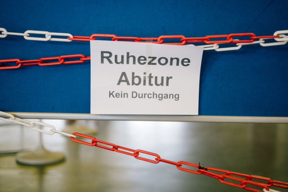 "Ruhezone Abitur Kein Durchgang" steht auf einer Absperrung in einer Schule.